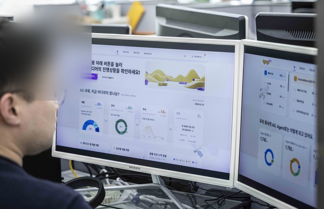 SKT 구성원이 AXMS 플랫폼을 사용하는 모습